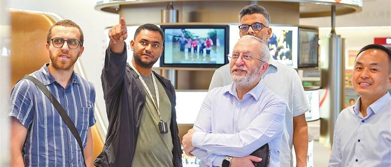 Delegación de medios Al Jazeera busca colaboración en SZ