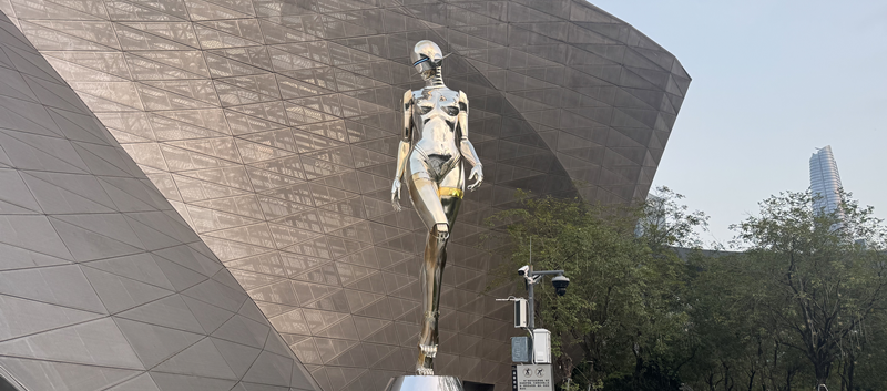 Elegante escultura pública del artista japonés debuta en SZ