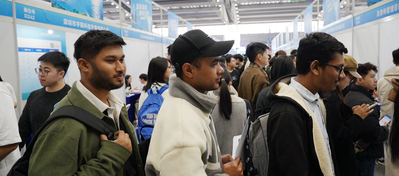 Estudiantes internacionales buscan oportunidades laborales en feria de empleo
