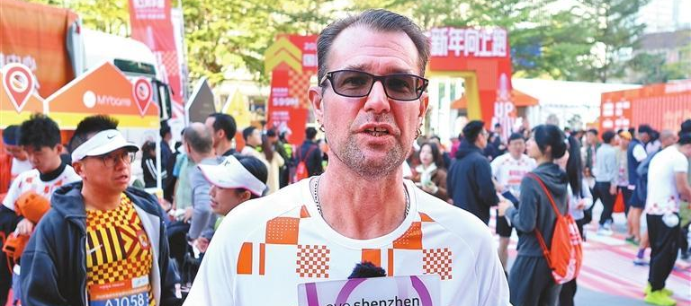 1.500 corredores de todo el mundo suben 3.201 escalones en la torre más alta de la GAB